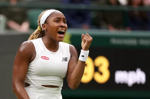 Tennis player wearing a sleeve patch on court